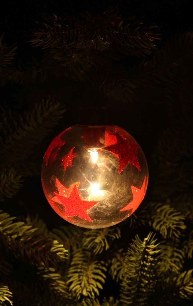 Világító üveggömbök, piros-fehér csilagokkal-8 cm-2 darab