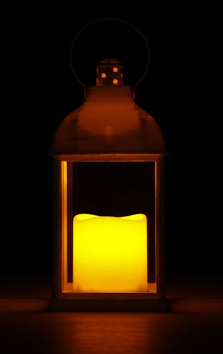 Fehér lámpás pislákoló LED gyertyával