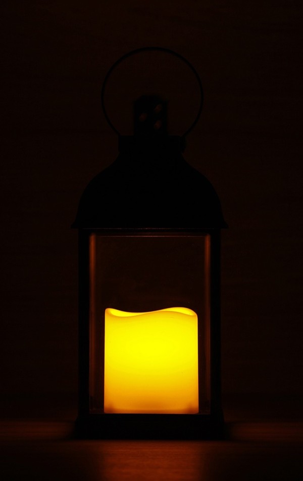 Antracit színű lámpás pislákoló LED gyertyával