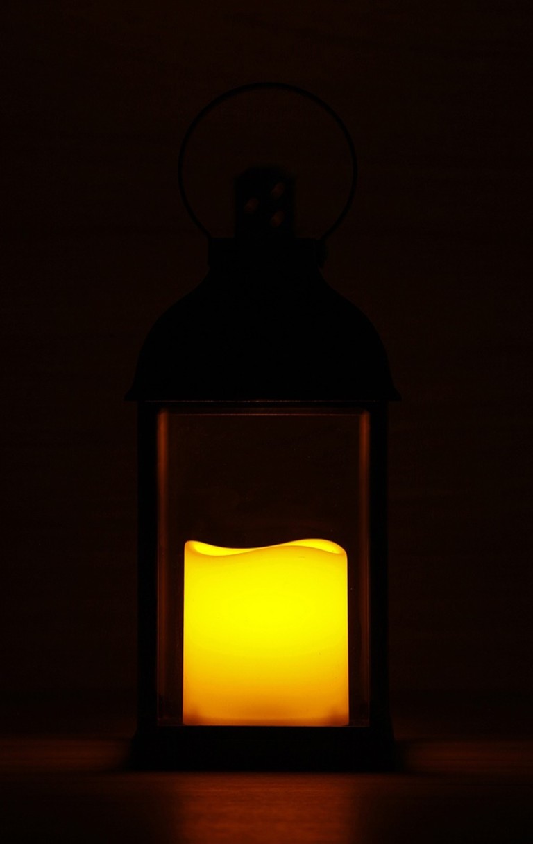Antracit színű lámpás pislákoló LED gyertyával